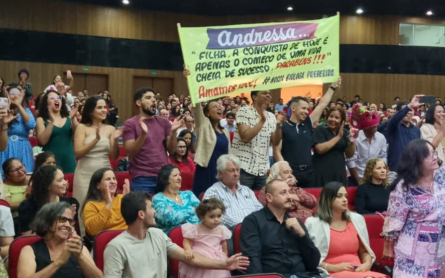 Família presta homenagem a formanda